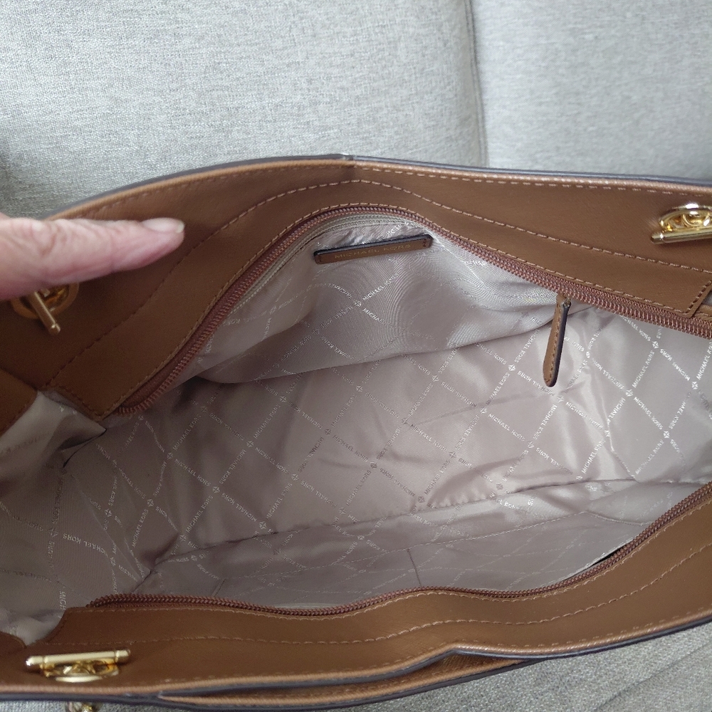 Michael Kors Jet Set Travel Tote Bag - Picture 9 of 11
